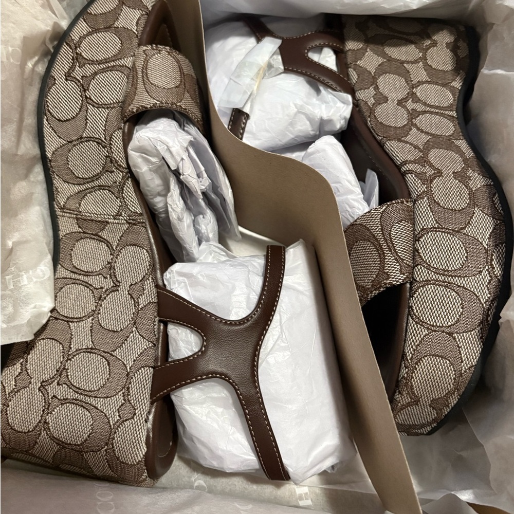 🤎 COACH- GALE WEDGE SANDAL IN SIGNATURE JACQUARD 🤎 - Picture 6 of 11